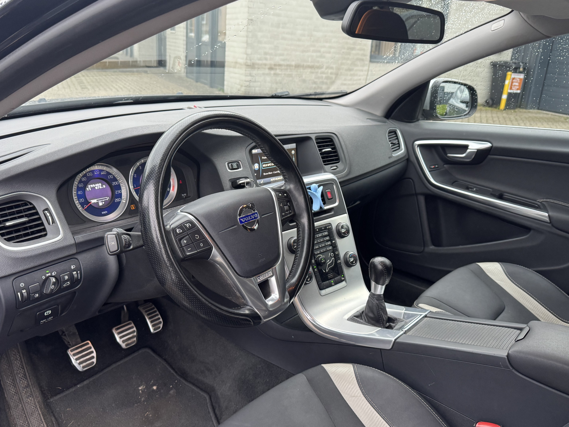 Volvo V60 1.6 T3 150pk Kinetic R-Design 54220452-3.jpg | Hamilton Automobielen